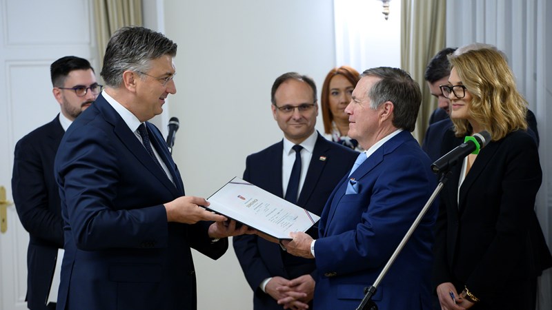 Premijer Plenković uručio domovnicu najtrofejnijem treneru u povijesti američkog nogometa Billu Belichicku