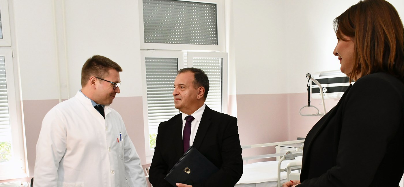 Ministar Beroš obišao obnovljene odjele u požeškoj bolnici