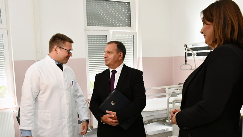 Ministar Beroš obišao obnovljene odjele u požeškoj bolnici