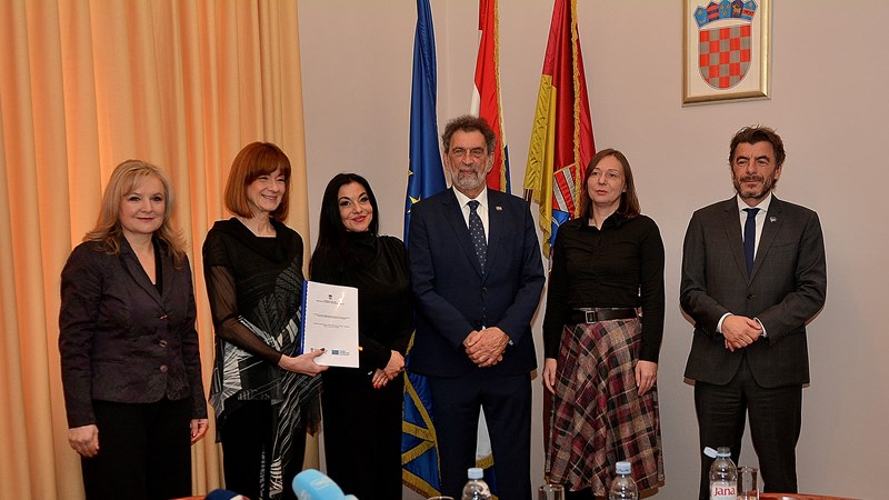 Fuchs uručio sedam ugovora za ulaganje u škole u Karlovačkoj županiji