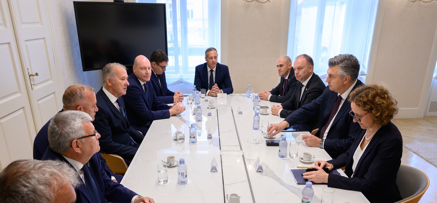 Predsjednik Vlade Andrej Plenković sastao se s predstavnicima Viteškoga alkarskog društva Sinj