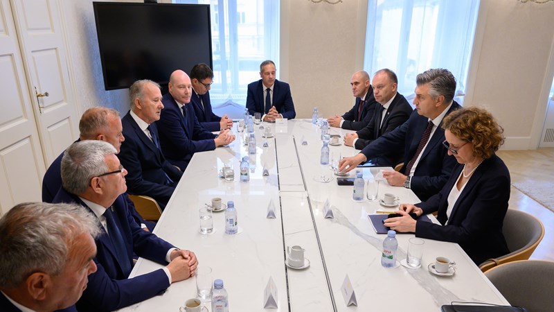 Predsjednik Vlade Andrej Plenković sastao se s predstavnicima Viteškoga alkarskog društva Sinj