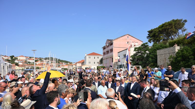 Plenković na Dugom otoku: Vlada je uložila u razvoj hrvatskih otoka 3,4 milijarde eura