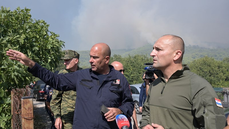 Anušić: Vatrogasci i zračne snage trenutno se bore s tri velika požara