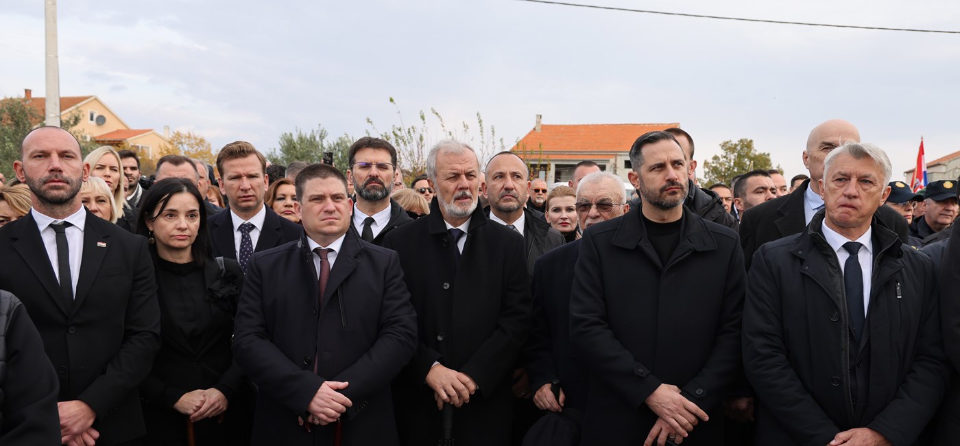 Danas se u Škabrnji, u miru i s pijetetom, poklanjamo hrvatskim braniteljima i svim žrtvama iz Domovinskog rata