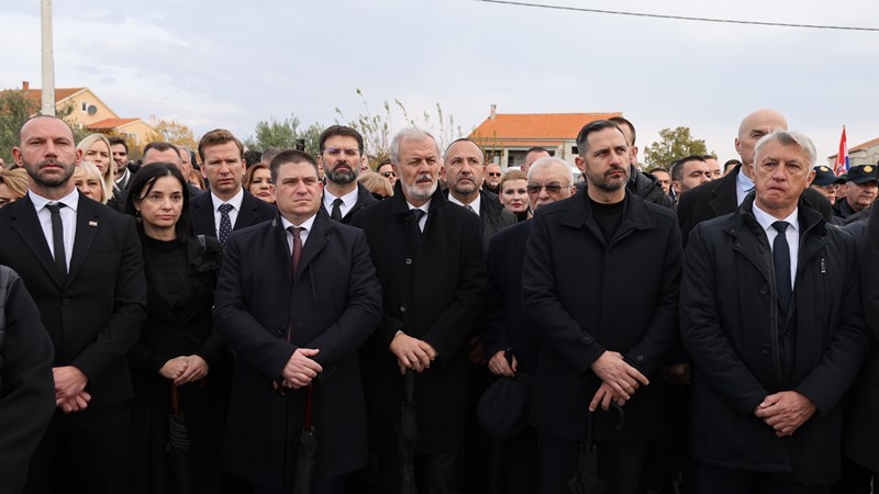Danas se u Škabrnji, u miru i s pijetetom, poklanjamo hrvatskim braniteljima i svim žrtvama iz Domovinskog rata