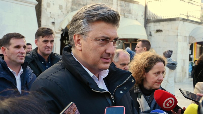 Samo netko sa stokholmskim sindromom može shvatiti da ga Milanović treba od nečega braniti