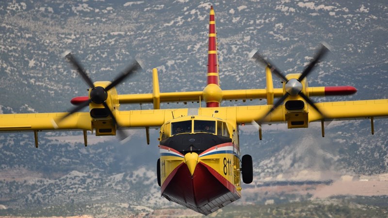 Jedan Canadair HRZ-a upućen u pomoć u gašenju požara u Crnu Goru