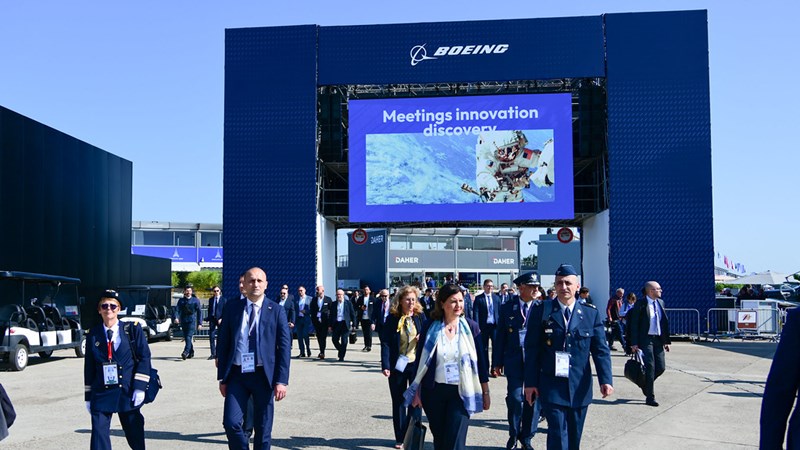 Ministar Anušić s francuskim ministrom obrane Lecornuom na Paris Air Show 2025.