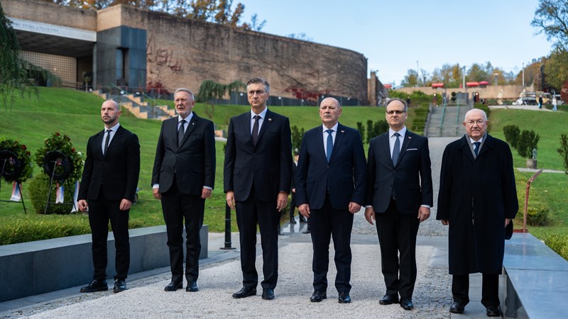Plenković: Zapalili smo svijeće za sve preminule, osobito za hrvatske branitelje koji su nam darovali slobodu