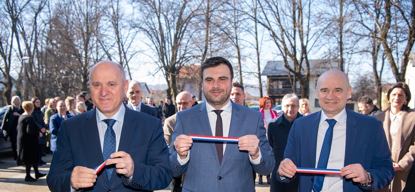 Bačić u Petrinji otvorio obnovljeni Učiteljski fakultet, u Dvoru novoizgrađenu zgradu