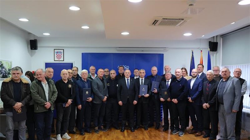 Lipik prvi oslobođeni grad u Domovinskom ratu; Postrojbama zaslužnim za njegovu obranu uručene braniteljske zahvalnice 