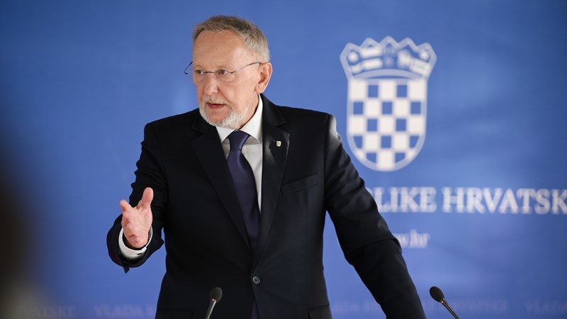 Božinović: Splitski policajac izboden na dužnosti, liječnici se bore za njegov život