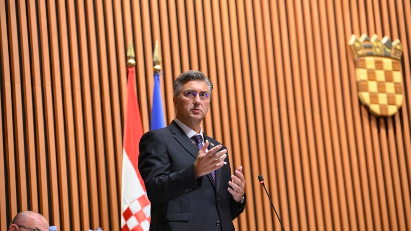 Aktualno prijepodne: Vlada ide u smjeru zacrtanih ciljeva, a oporba ideološkim temama izaziva podjele u društvu