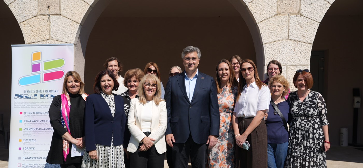 Plenković s Hvara: Stvaramo novi standard brige o djeci i obiteljima koji žive na hrvatskim otocima