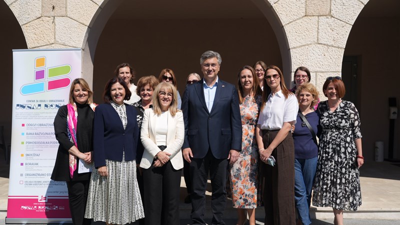 Plenković s Hvara: Stvaramo novi standard brige o djeci i obiteljima koji žive na hrvatskim otocima