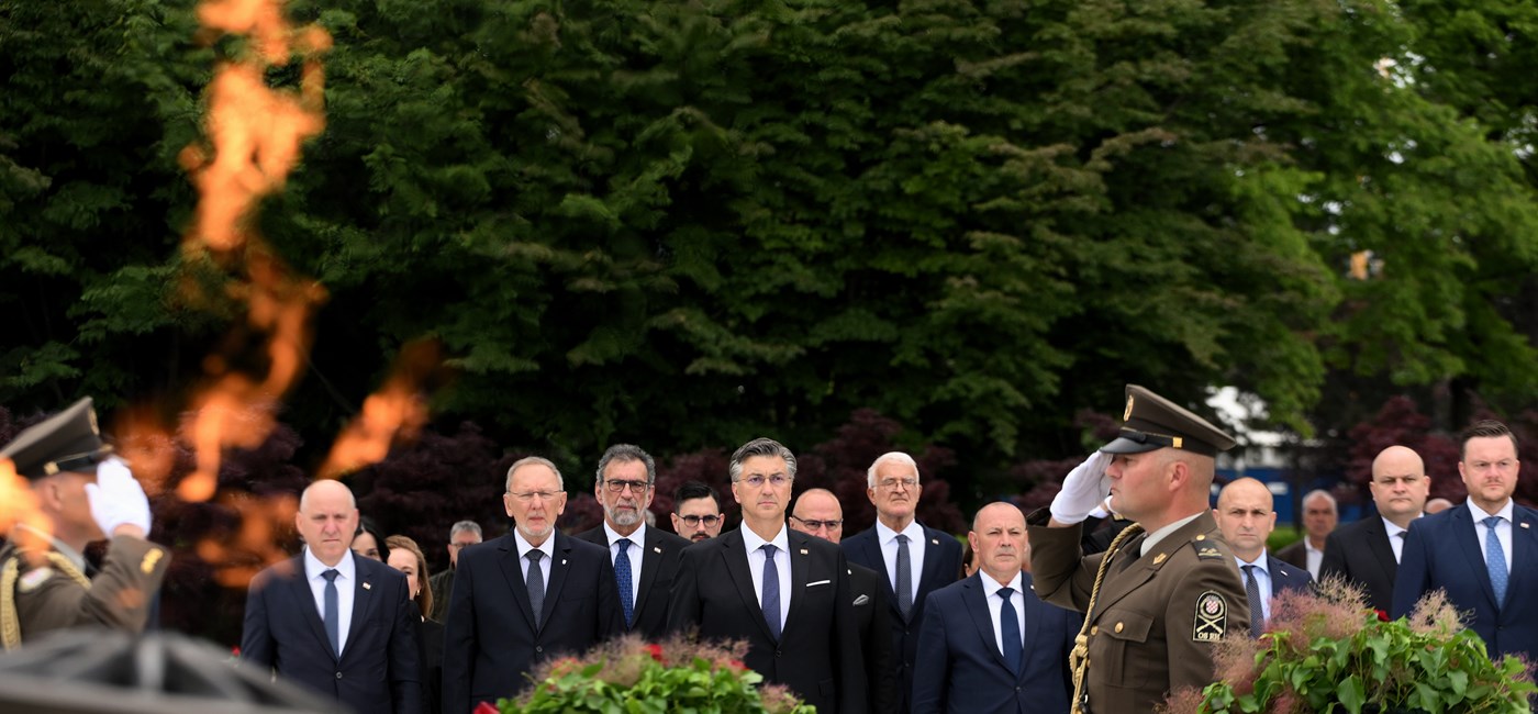 Danas su pred nama gospodarske i socijalne zadaće, one teže za tim da hrvatski čovjek živi bolje i kvalitetnije