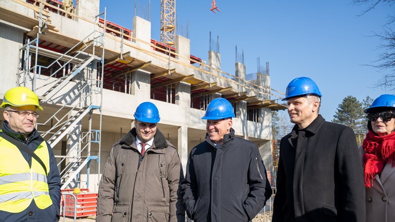 Ministar Bačić obišao gradilišta poslije potresne obnove u Sisku