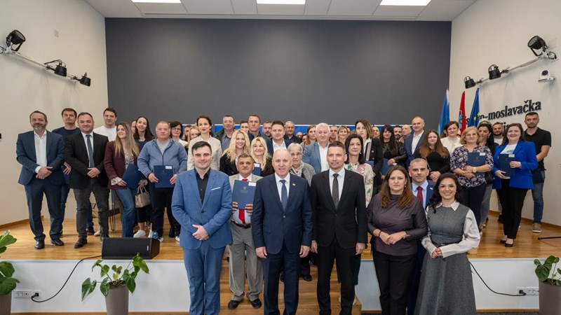 Bačić uručio ugovore o korištenju stanova iz programa stambenog zbrinjavanja