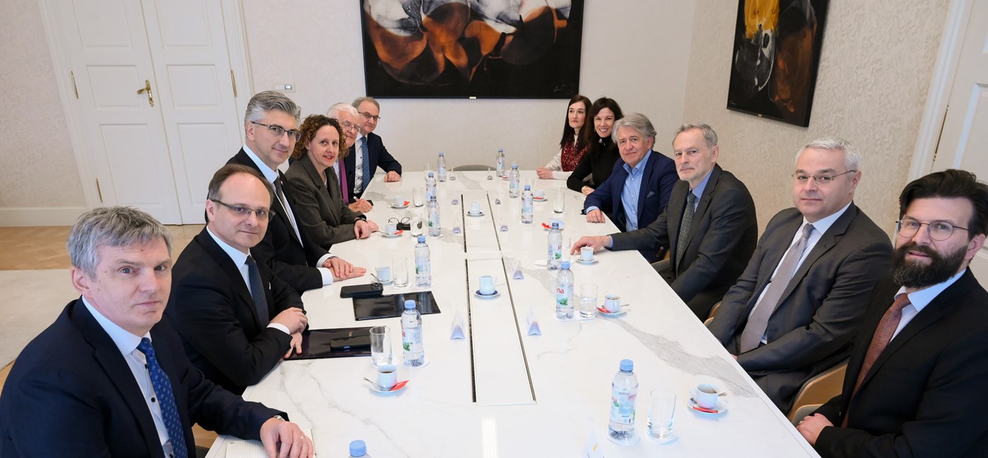 Premijer Plenković s autorima izložbe „U početku bijaše kraljevstvo” 