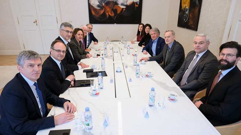 Premijer Plenković s autorima izložbe „U početku bijaše kraljevstvo” 