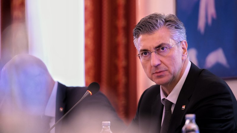 Milanović je ničim izazvan poslao priopćenje o potrebi konzultacija, a kad ga pokušate kontaktirati, ni to nije dobro 