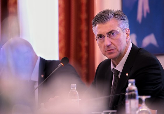 Milanović je ničim izazvan poslao priopćenje o potrebi konzultacija, a kad ga pokušate kontaktirati, ni to nije dobro 