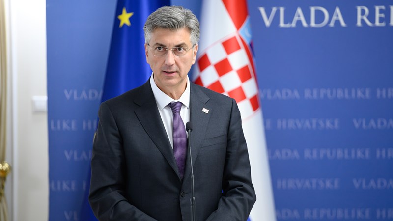 Prosječna plaća dosegnula je 1.555 eura, a medijalna 1.317 eura